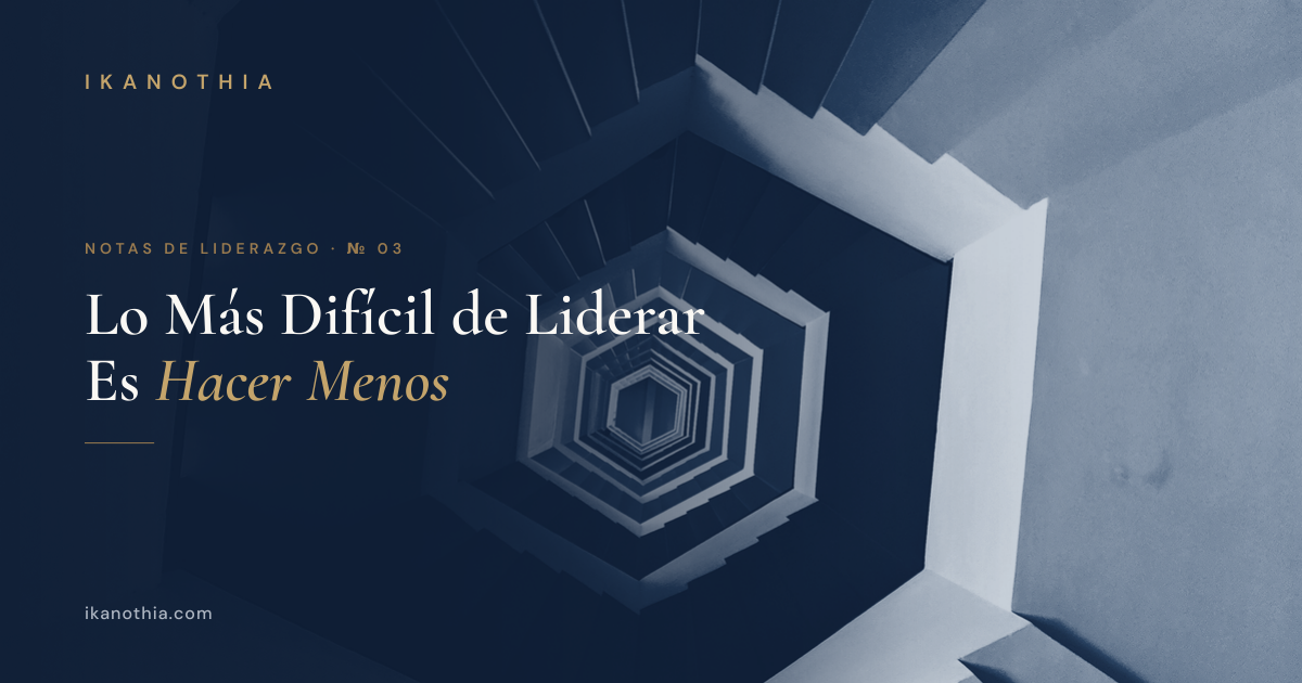 Escalera de caracol en tonos azules — Ikanothia Notas de Liderazgo № 03: Lo Más Difícil de Liderar Es Hacer Menos